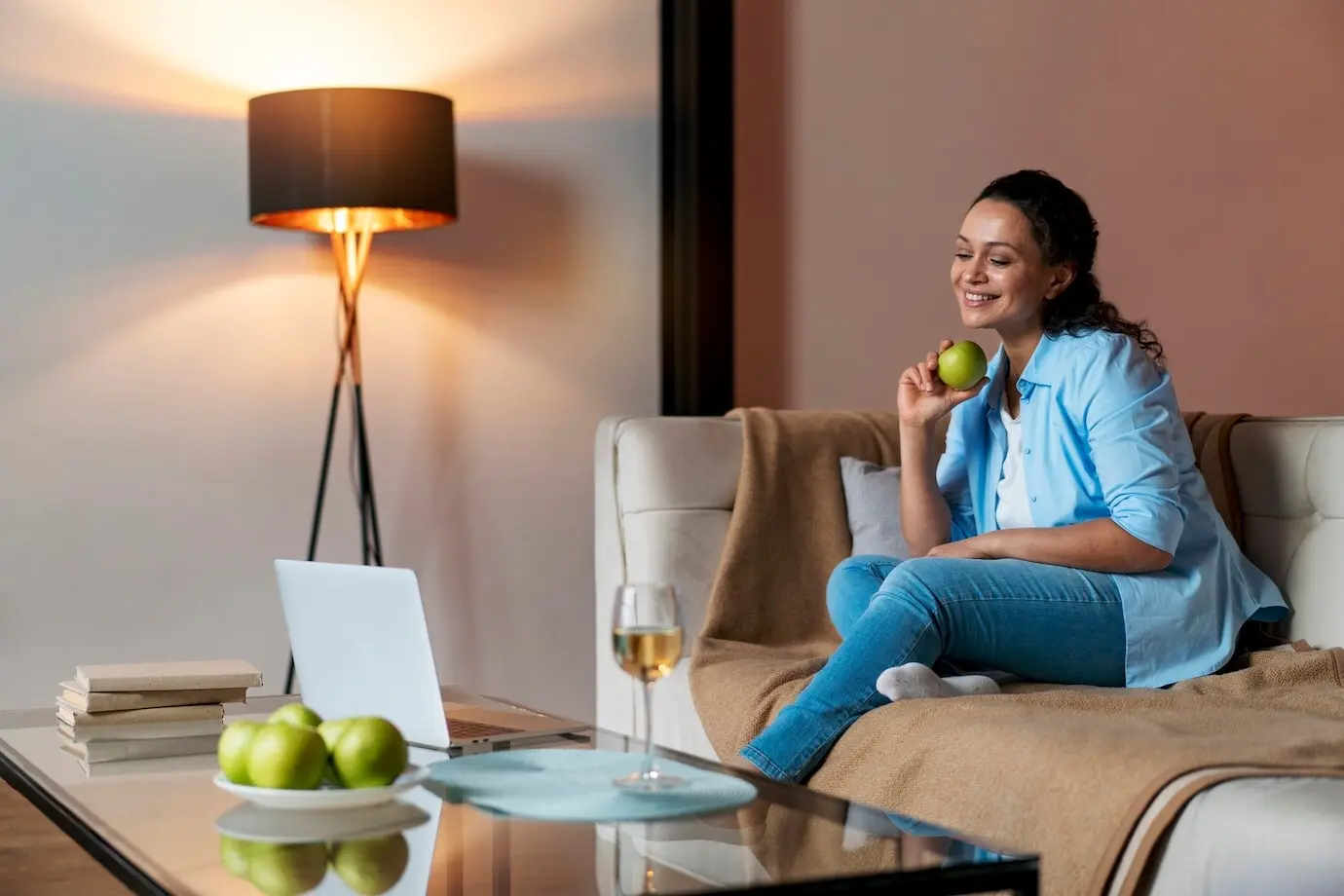 Eine Frau spricht mit ihrer Fernliebe