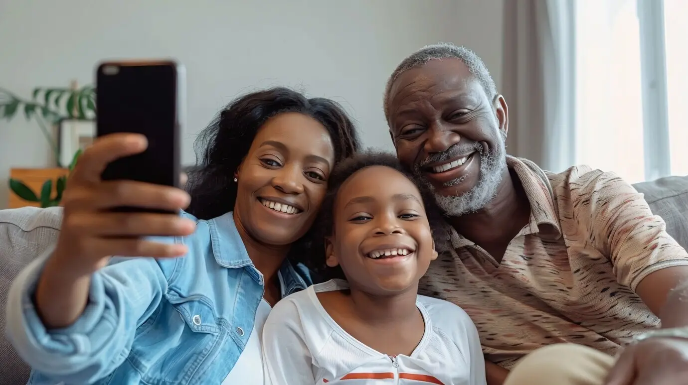 Familie präsentiert ihr Zuhause